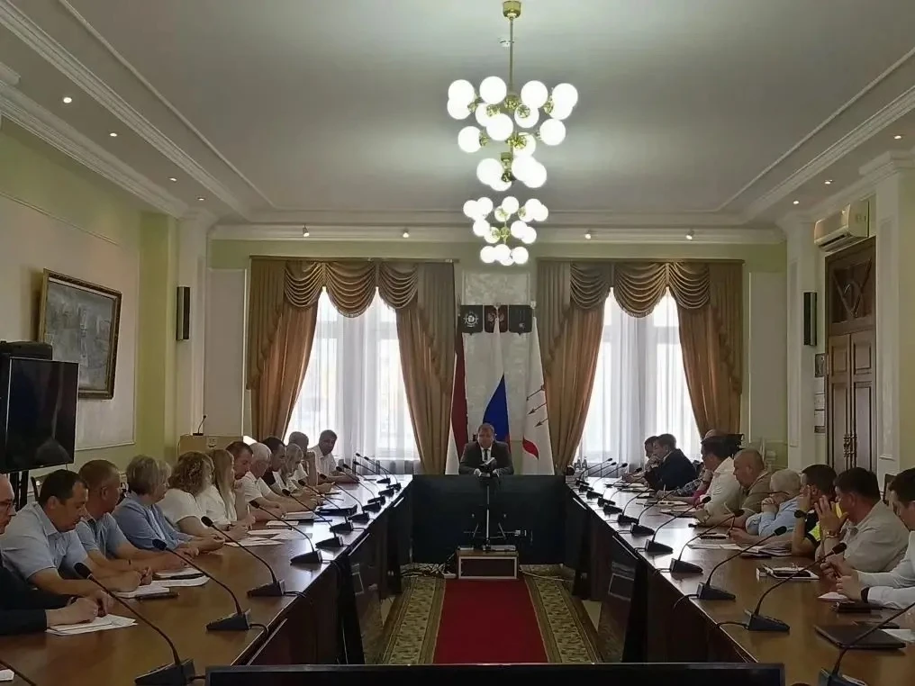 Накануне праздничных мероприятий провел совещание по вопросам проведения Дня России и Дня города.

О