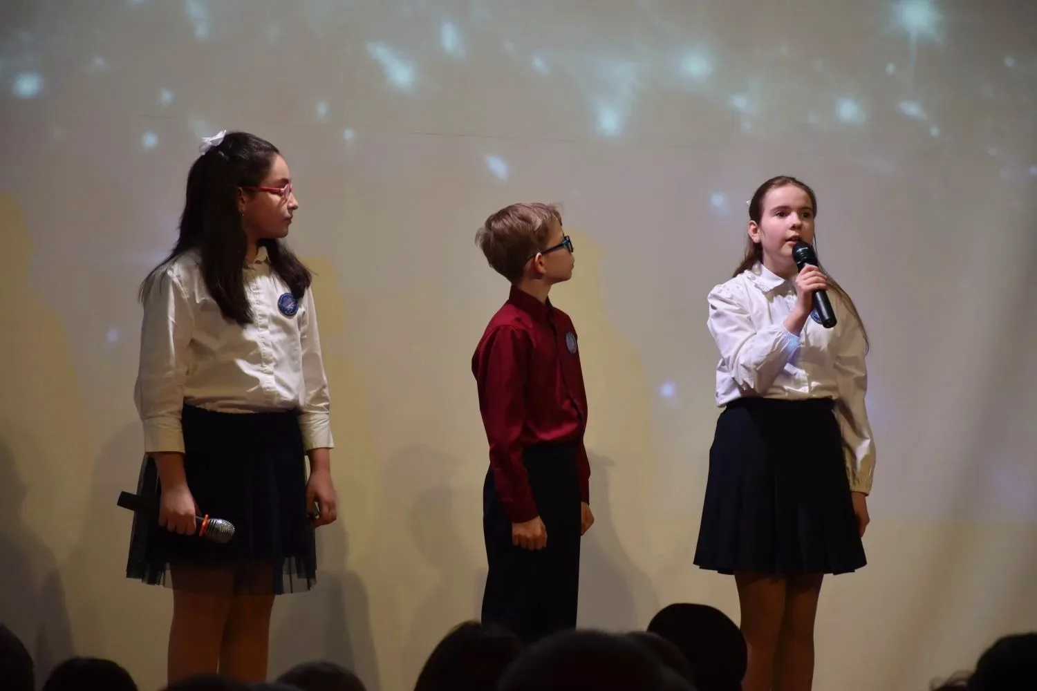 ВЕЧЕР ПАМЯТИ ВЫДАЮЩЕГО АКТЁРА  🎭 Юные артисты нашего кукольного театра — Екатерина З., Ева Я. и Сева