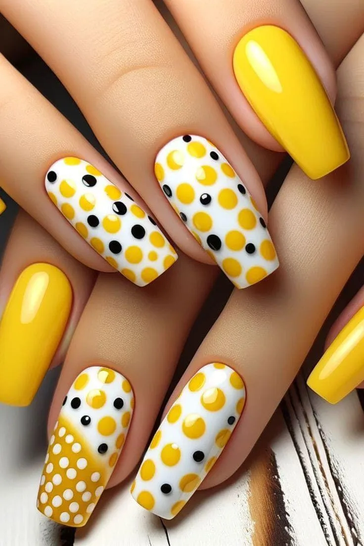 Яркие ногти

💅 Маникюр
