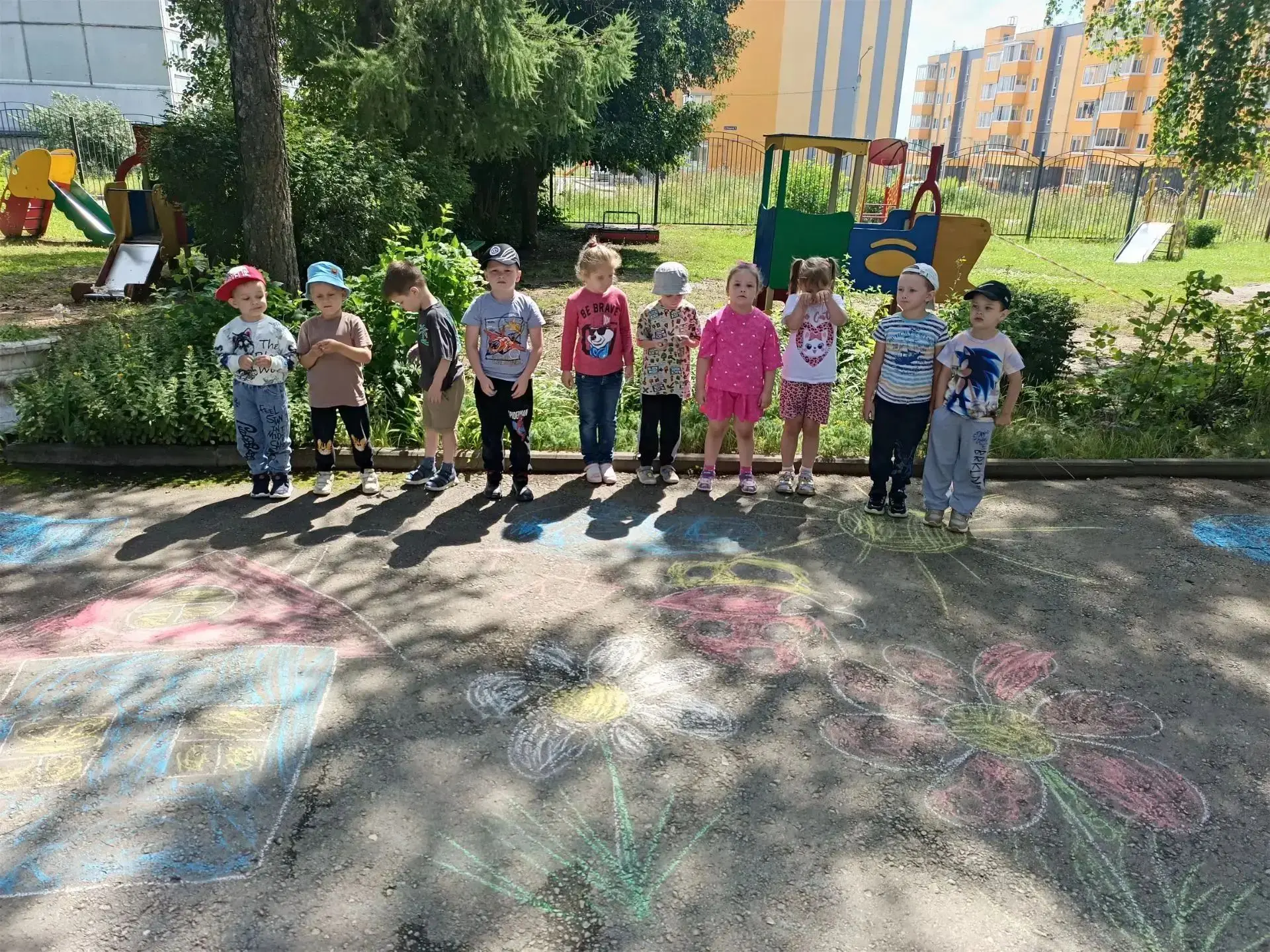 🎉 День рисования на асфальте — 16 июля! 🎉

А вы знали, что есть такой необычный праздник? Его прид