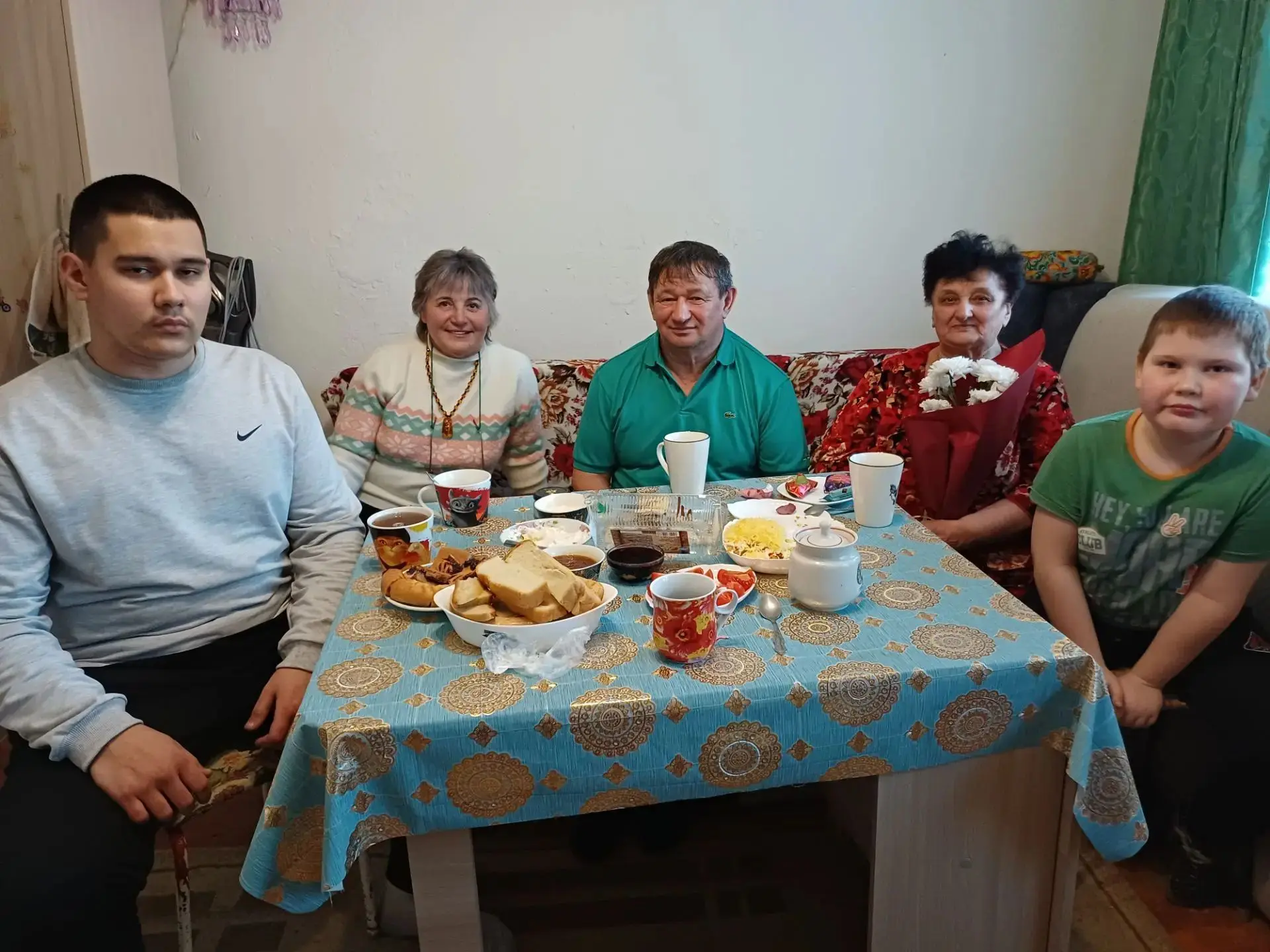 Ученики 4Б класса  поделились фотографиями со своими бабушками и дедушками. Такие мероп...