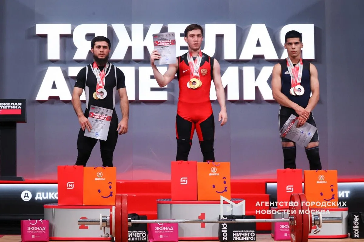 Чемпионат России по тяжелой атлетике открылся в Москве.