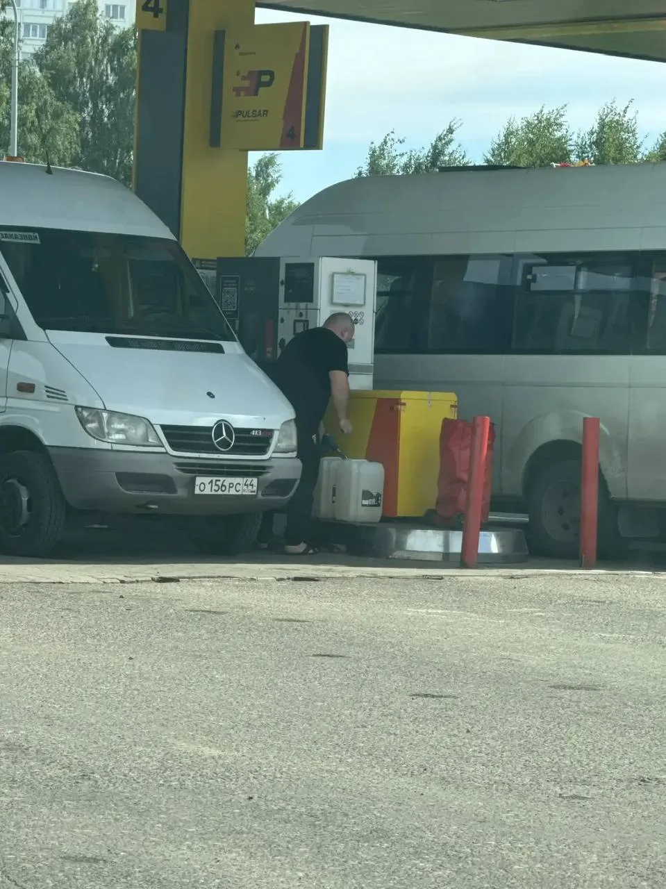 Странно, что сейчас некоторые осуждают тех, кто заправляет топливо в канистры. Мы не ви...