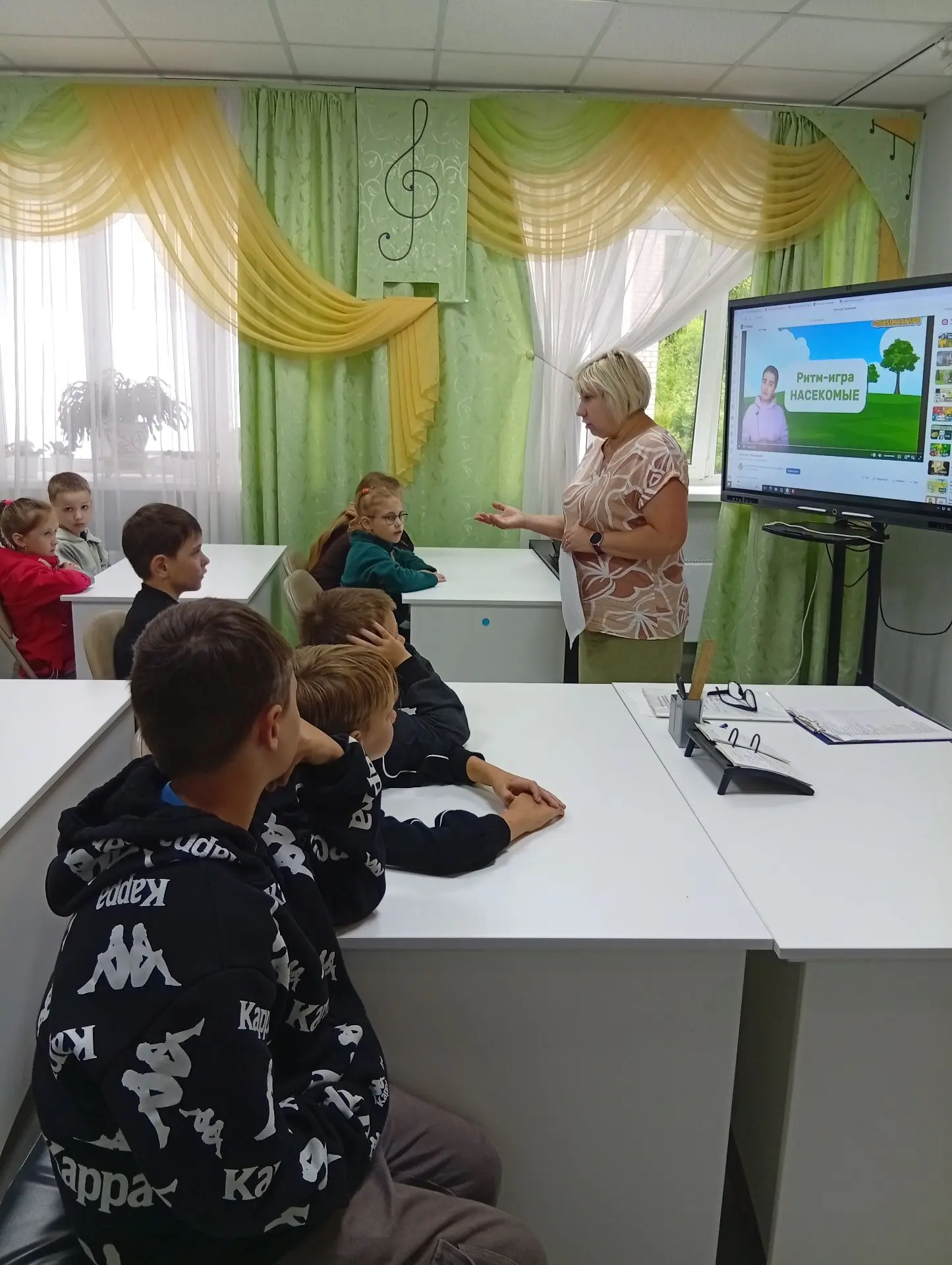 07 июля ребята школьного лагеря СШ № 1 пришли на экскурсию в музыкальную школу. Они заг...