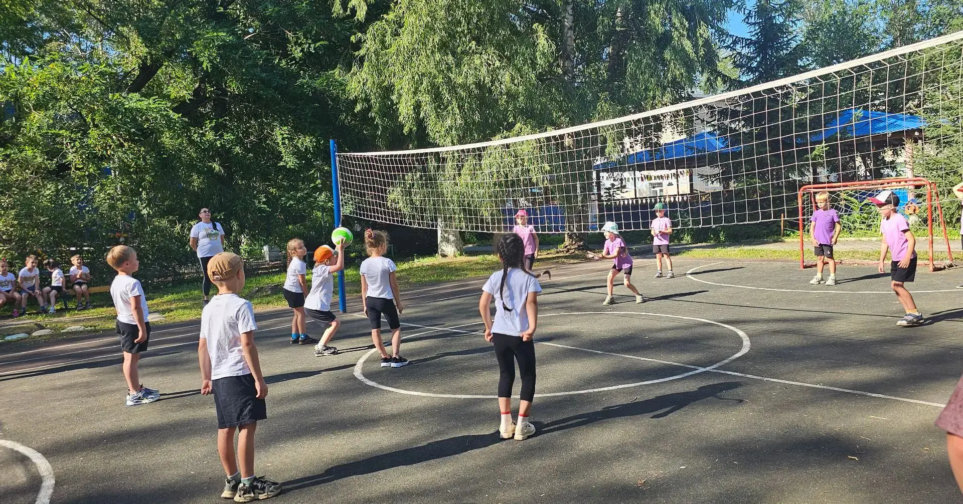 В детском саду «Ласточка» прошла дружеская встреча по пионерболу!