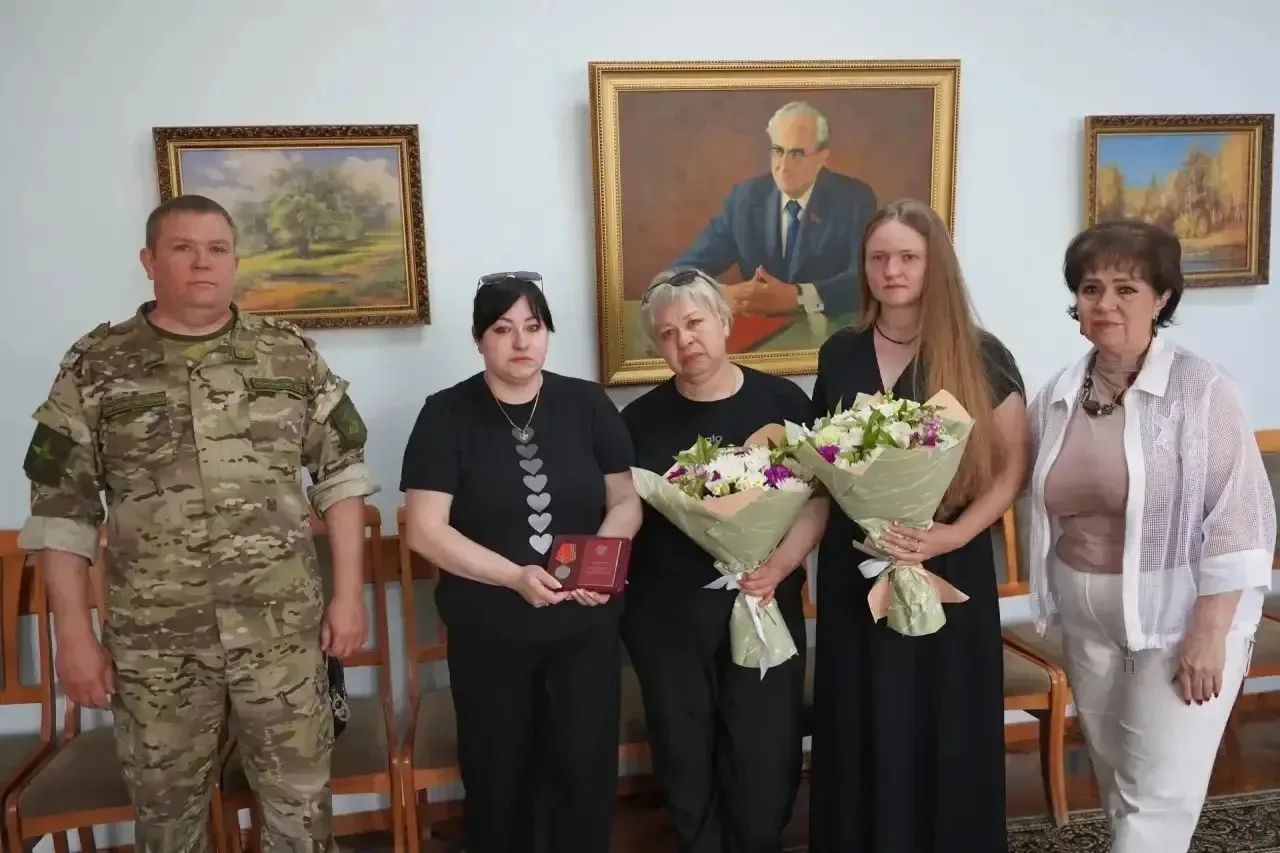 Имя защитника страны навечно сохраним