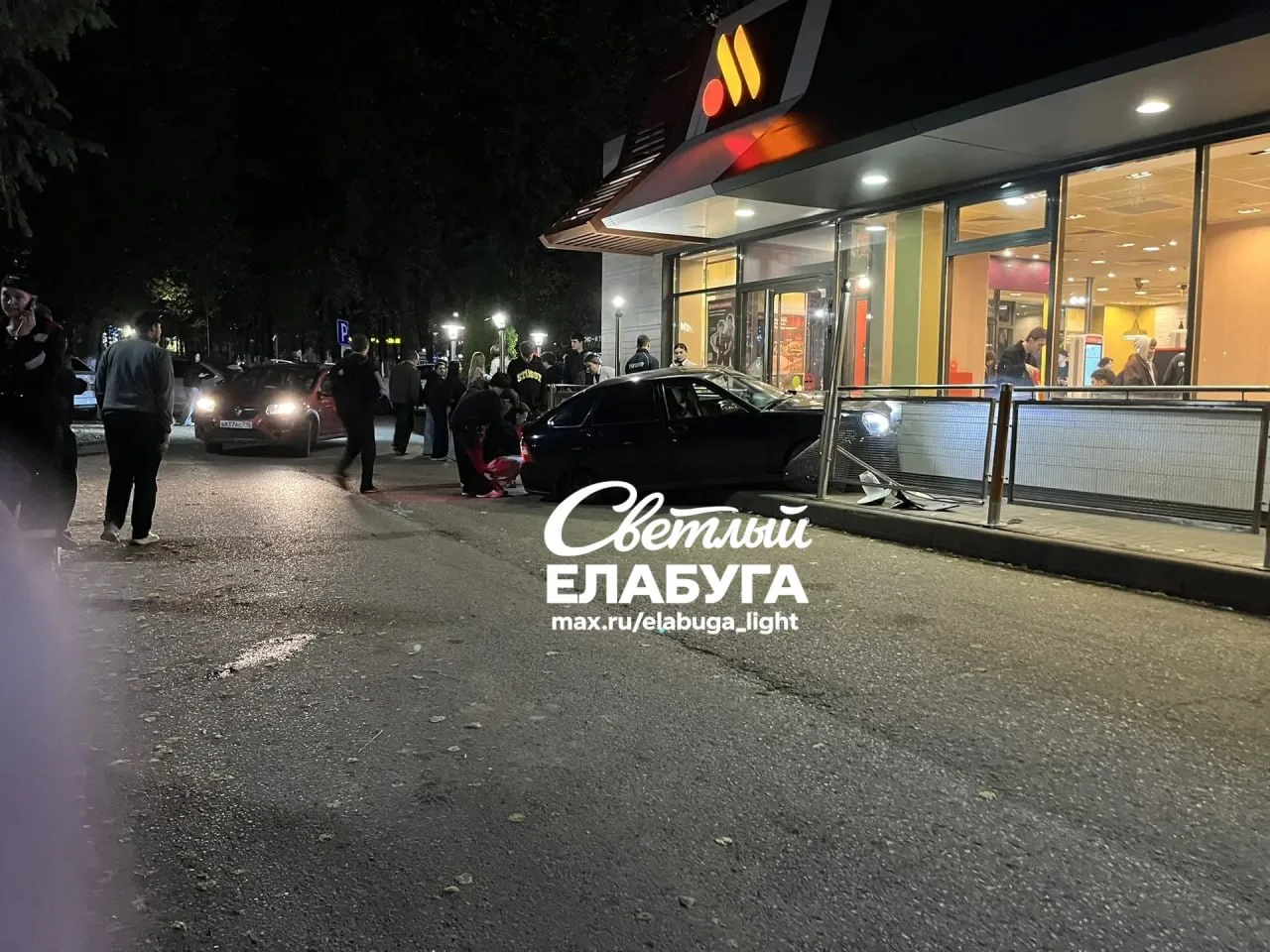 ❗️ Машина въехала в ограждение у "Вкусно и точка"
