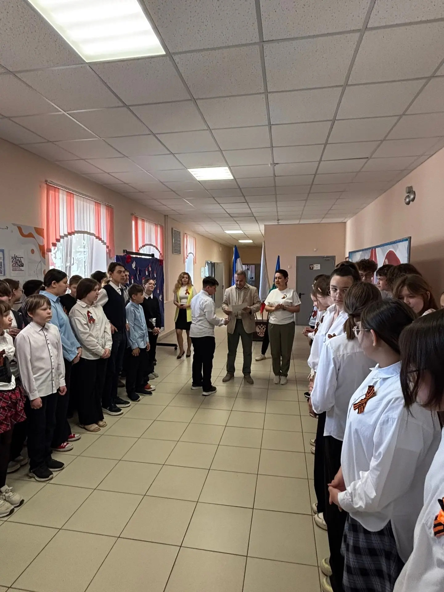 🎉 В нашей школе прошли торжественные линейки! 🌟  На линейках отметили важные достижения учащихся и в