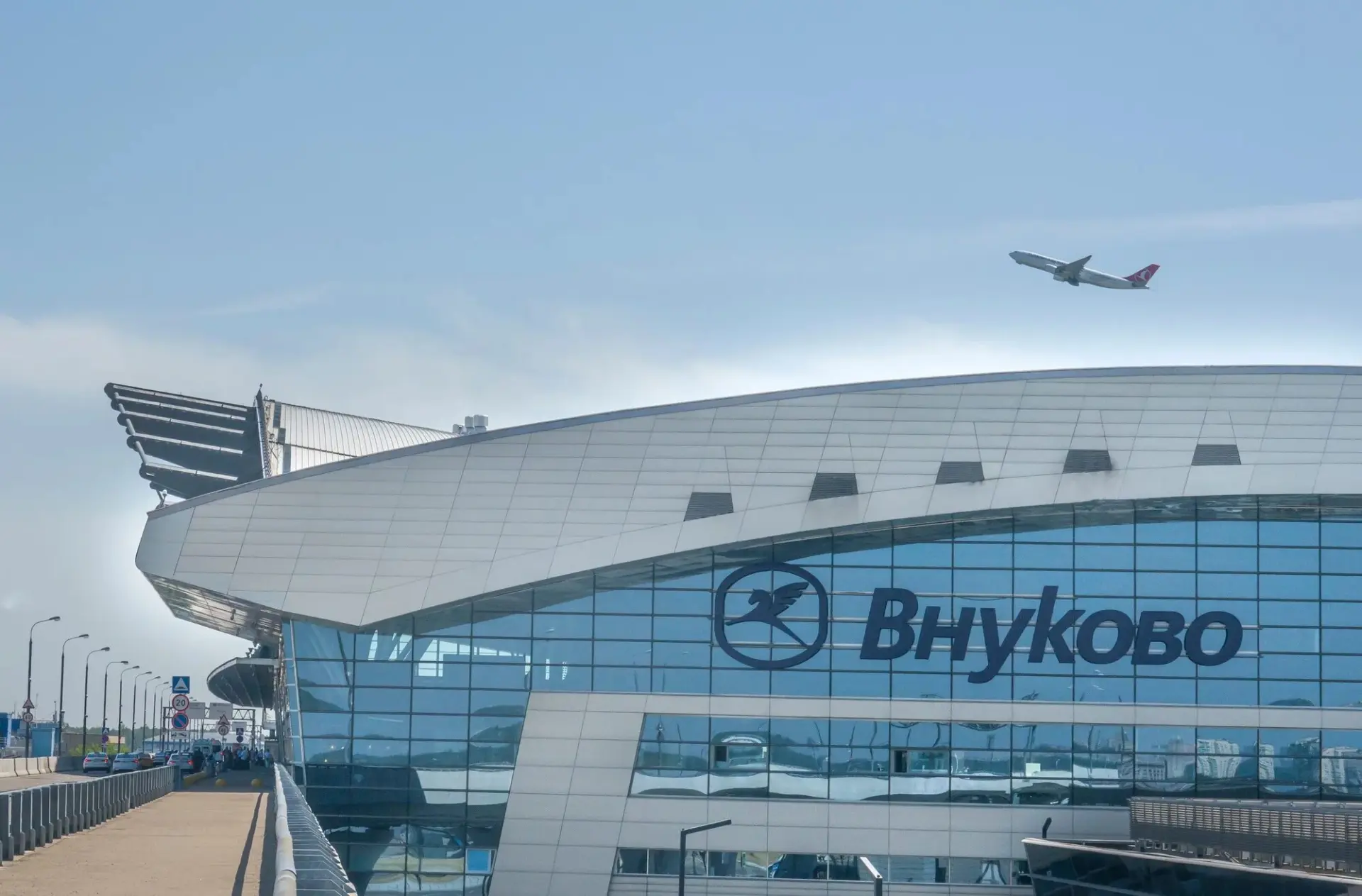 ✈️ 527 рейсов отменено и задержано во всех аэропортах Москвы.

12,4 тысяч человек ожидают рейсы в мо