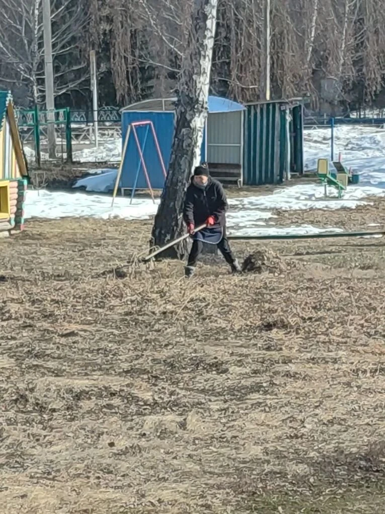 Субботники в МДОБУ детский сад №3 с. Киргиз-Мияки и в его филиалах продолжаются. Сотрудники активно 