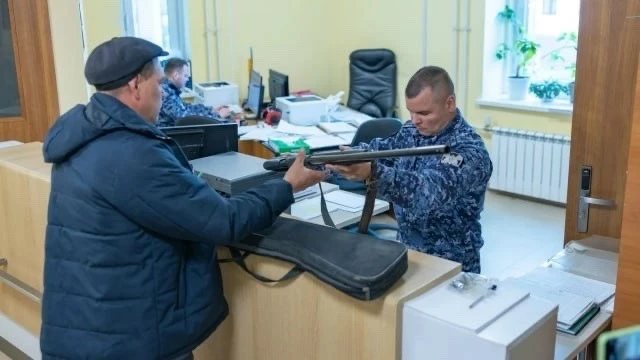 С начала года жители Ямала подали свыше 3700 заявлений на покупку и хранение оружия. Росгвардия одоб