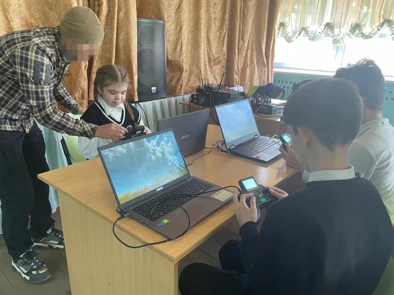 🎮Мастер-класс по управлению дронами в кадетском 5В классе  ✨В МБОУ г.Керчи РК "Школа №23 им. Героя С