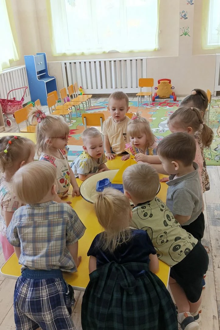 Ребенок всегда с большим удовольствием играет с водой. Но это не только игровая деятель...