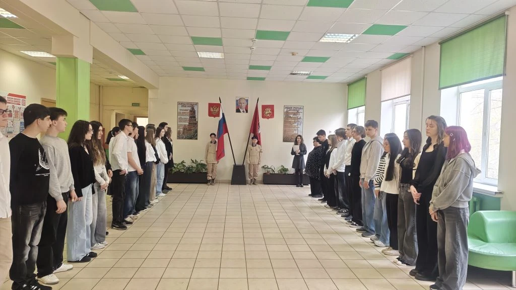🇷🇺 Начинаем неделю с важного! ✨ Новая учебная неделя в нашей школе традиционно началась с торжествен