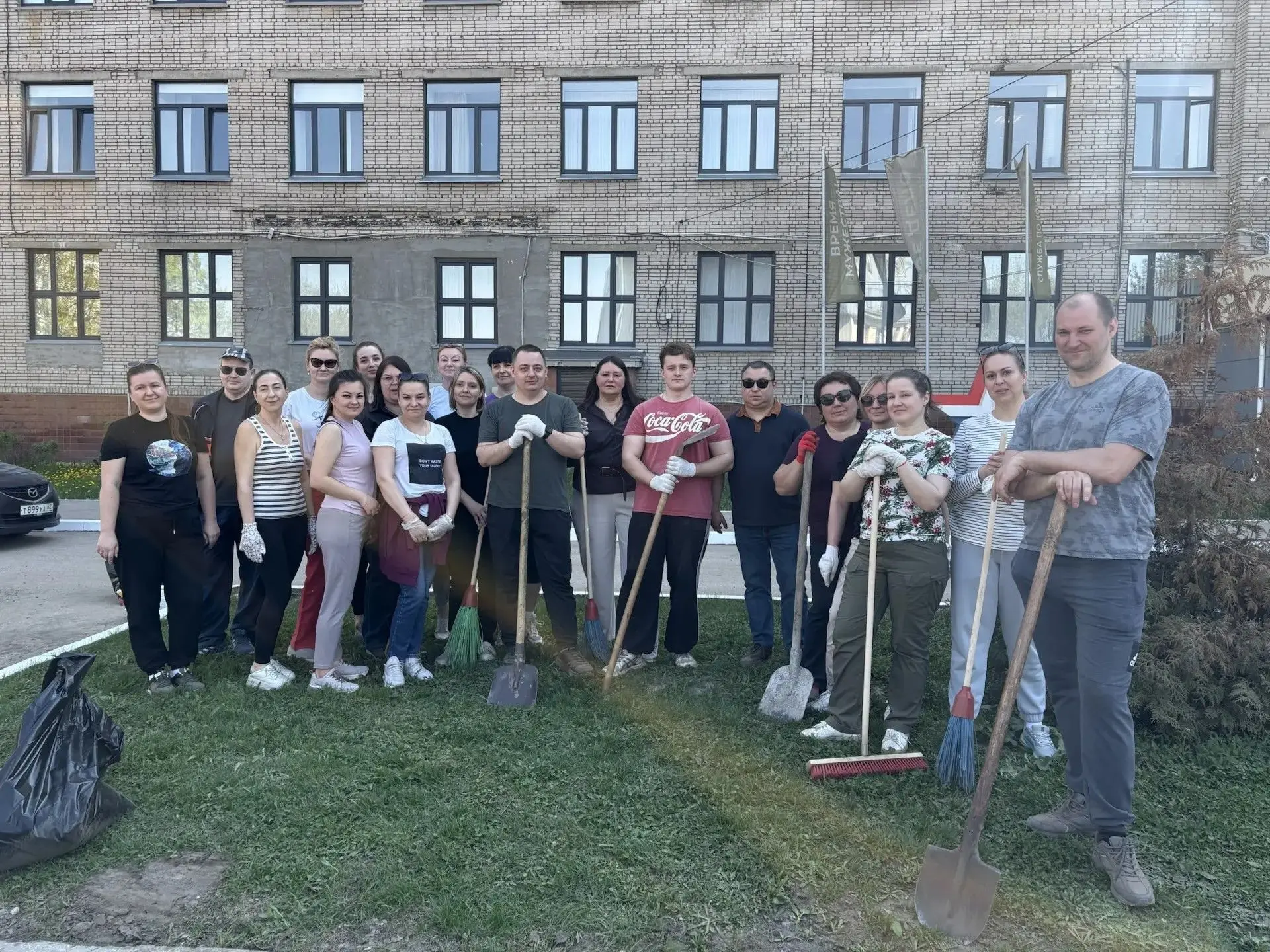 Сотрудники МФЦ приняли участие в субботнике ⚡ В Рязанской области проходят весенние общегородские су
