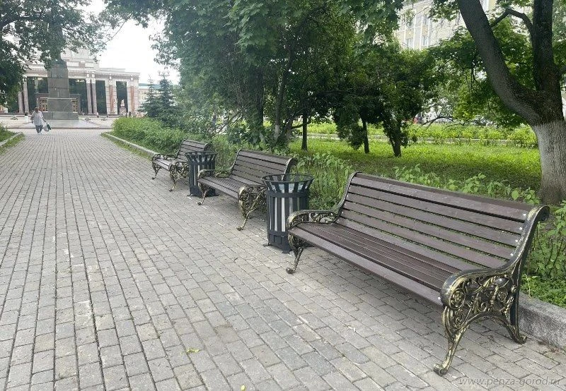 В трех пензенских скверах в Пензе установили новые скамейки и урны, их приобрели за счет средств тур