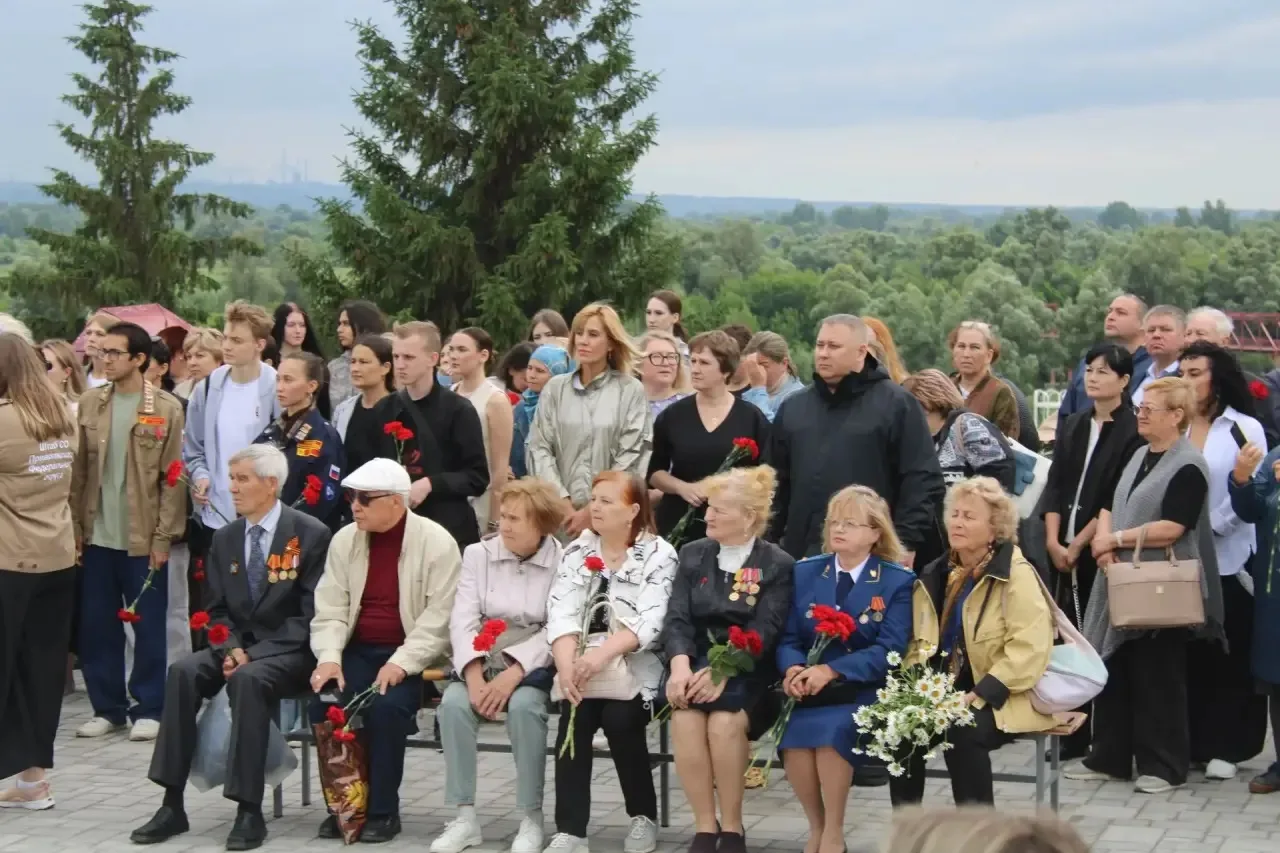 🕯️ В Елабуге почтили память павших в Великой Отечественной войне

Сегодня, в День памяти и скорби, 