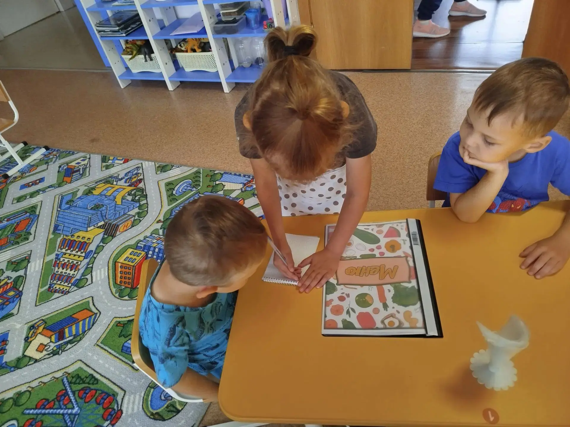Дошкольные будни 🧩🧸

Сегодня день у детей очень интересный - сегодня в группе открыто кафе! ☕🍧

А