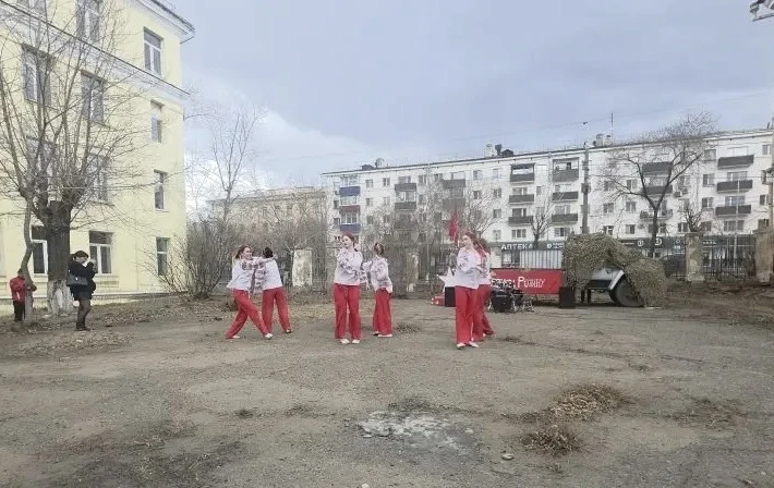 🕊️Ученики нашей школы вместе с педагогами посетили концерт 🎼«Фронтовой бригадный грузовик»от студент