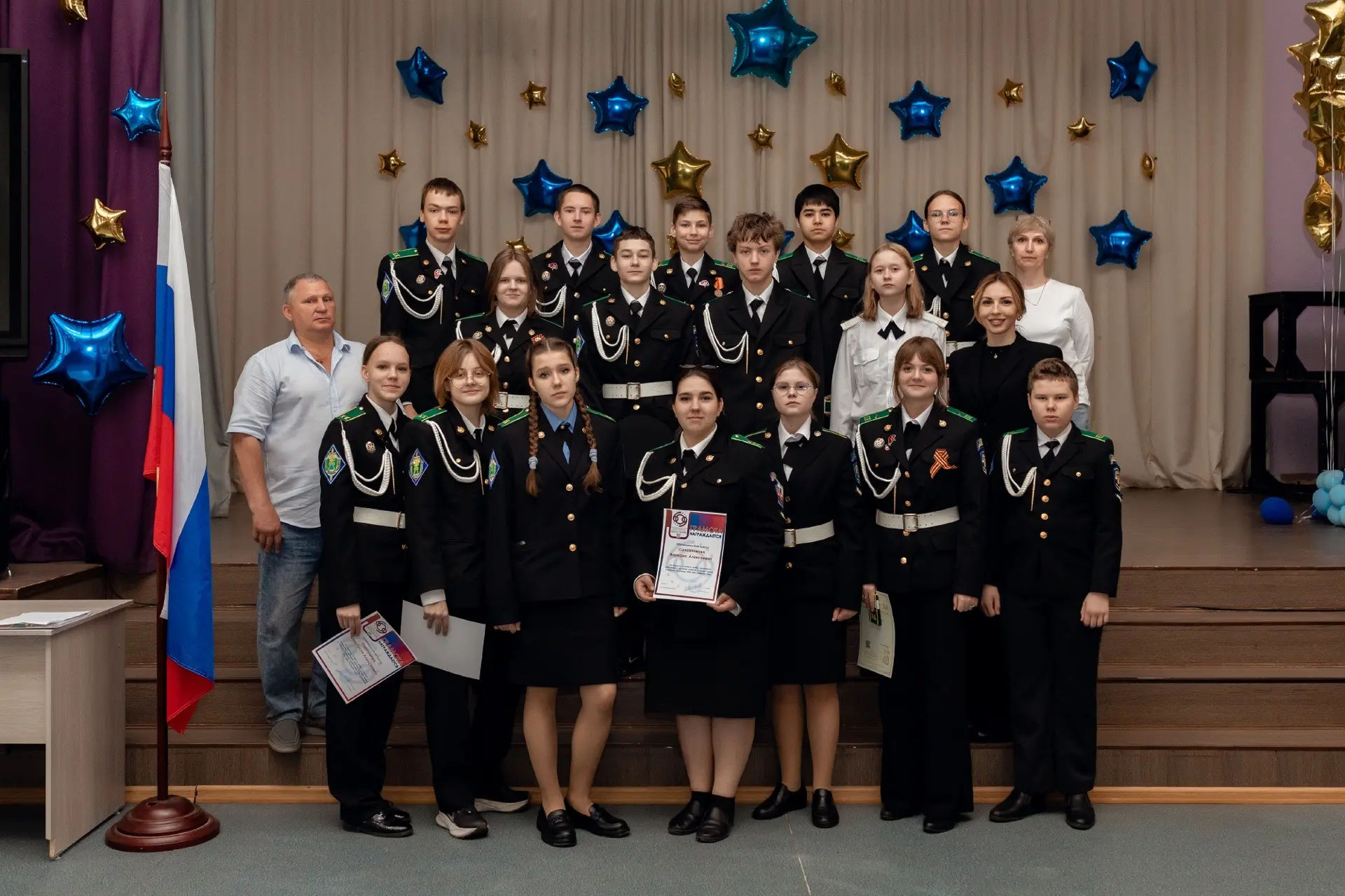 ⭐️Сегодня стартовала последняя неделя перед каникулами — с традиционной церемонии выноса флага под г