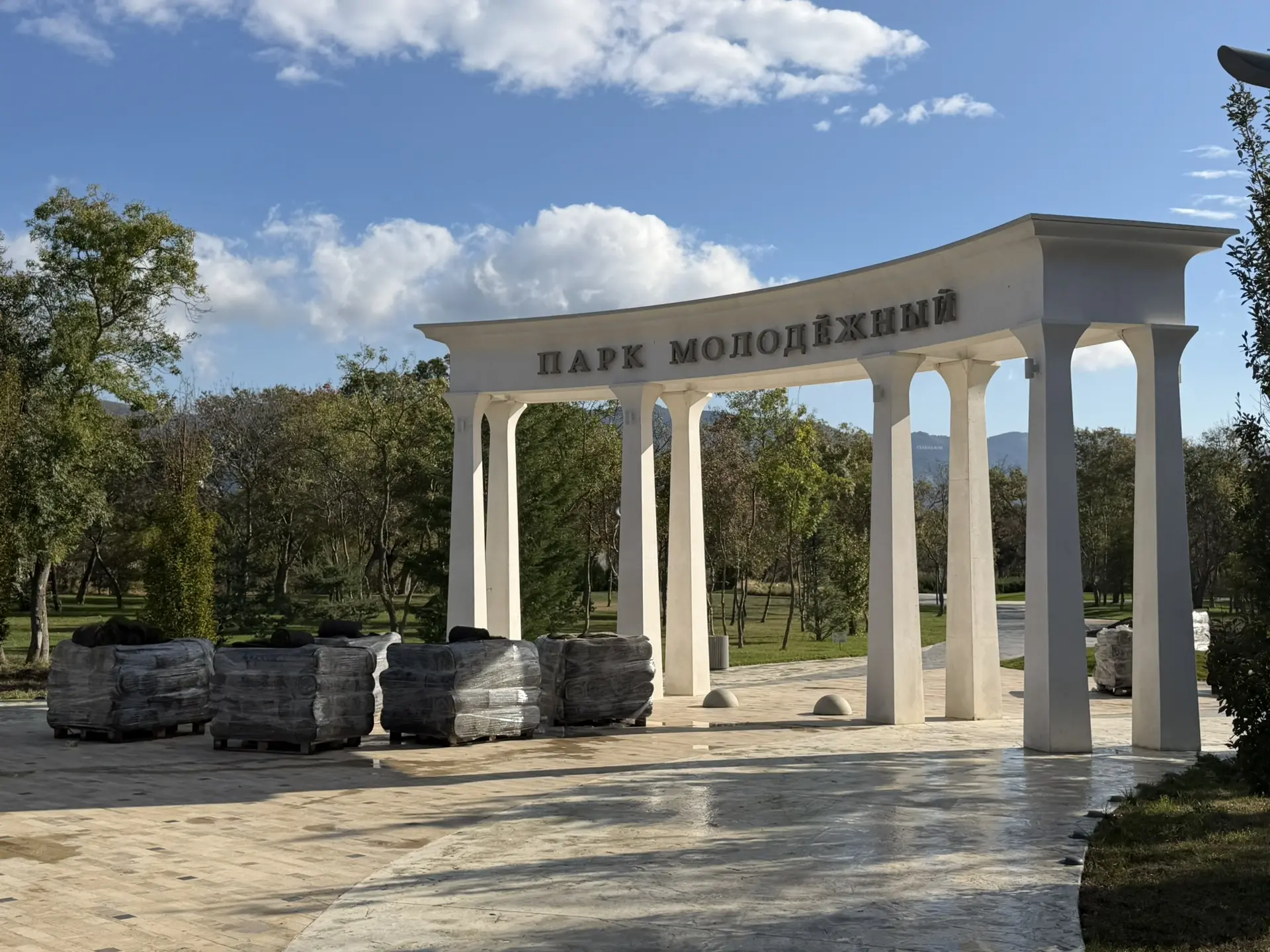 С утра в парке «Молодёжный» жители занимаются спортом, в обед здесь много семей с детьм...