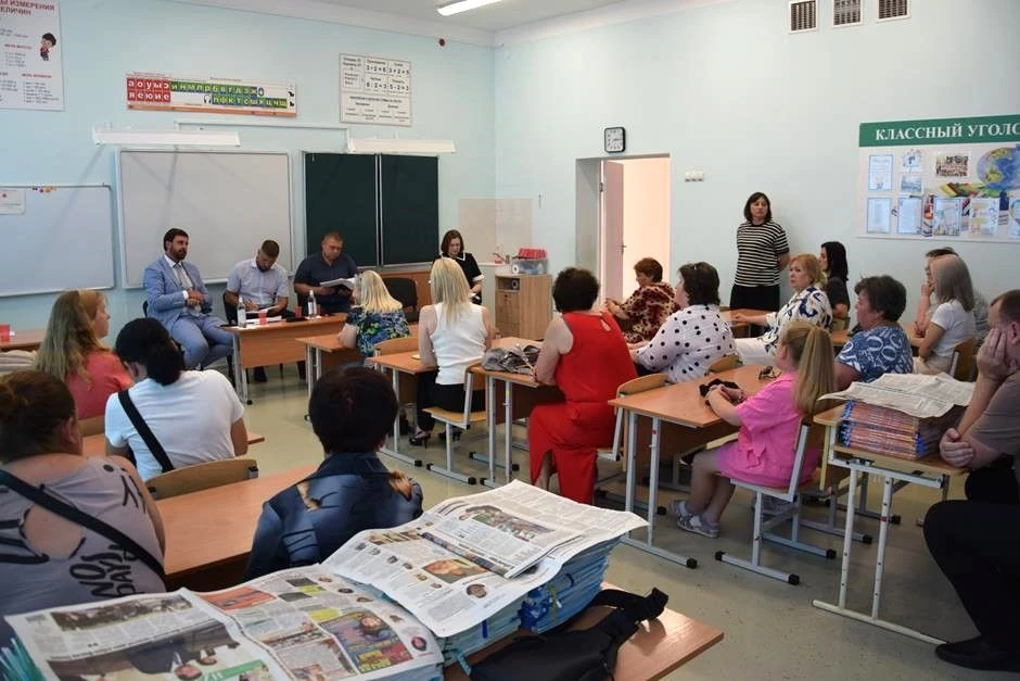 Отчетные встречи о деятельности депутатов городской Думы на избирательных округах прохо...