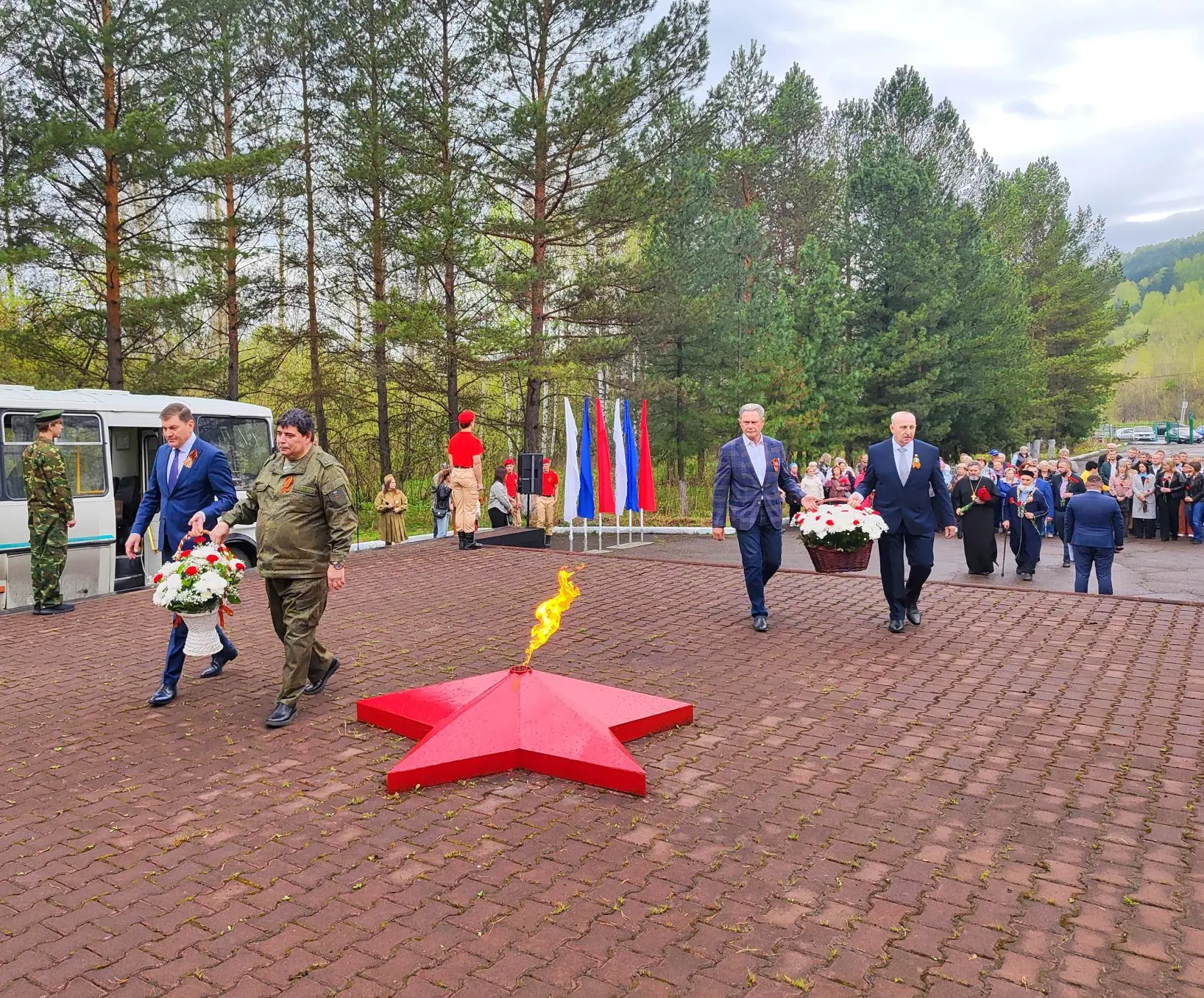 В память о шахтерах, погибших в 1941-1945 годах 🕯️  Осинниковцы в знак уважения подвига  выразили св