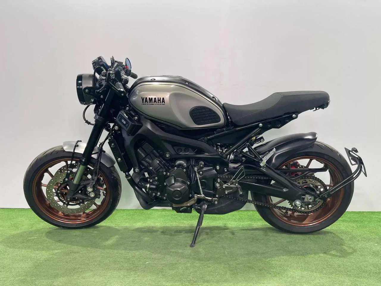 YAMAHA XSR900 в наличии во Владивостоке  Характеристики:  - 2016 год - объем 845 см3 - Аукцион AUCNE
