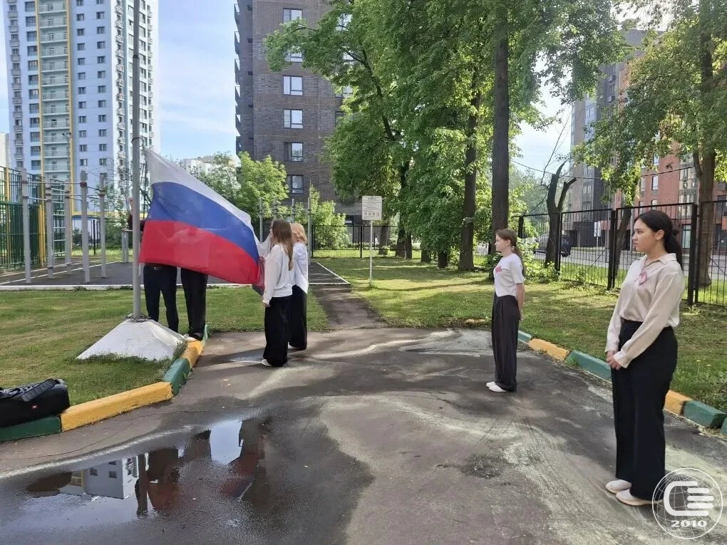 🇷🇺 Каждый понедельник в нашей школе начинается с главных символов страны: флага и гимна России.  ❤️ 