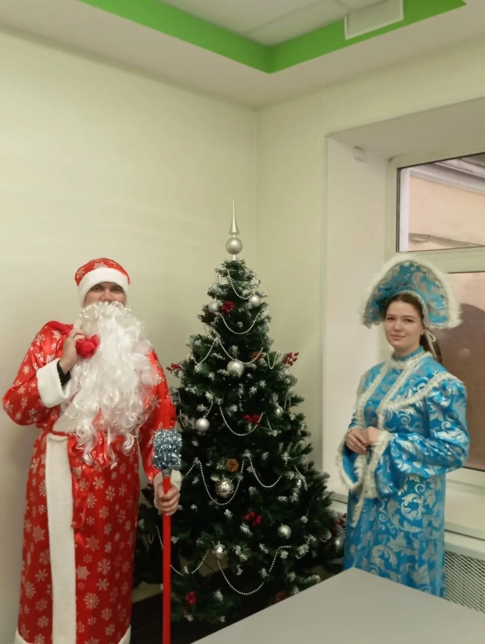 🎄 Встречайте Дедушку Мороза и Снегурочку в нашей поликлинике! 🌟