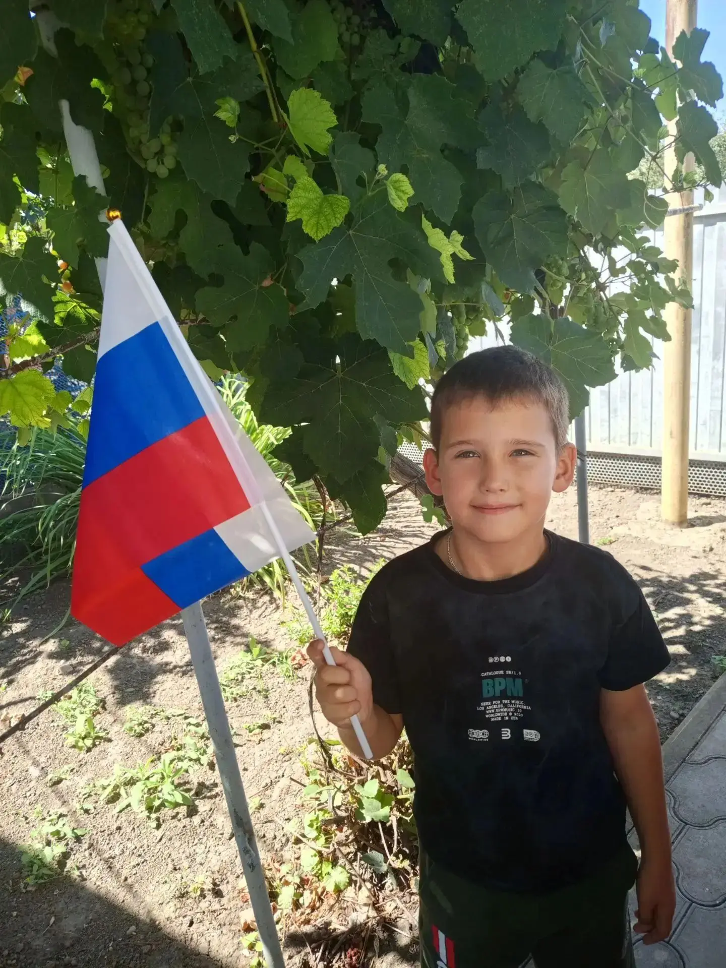Ученик 2 класса МБОУ СОШ 15  Коник Андрей участвует в акции Флаги Росии