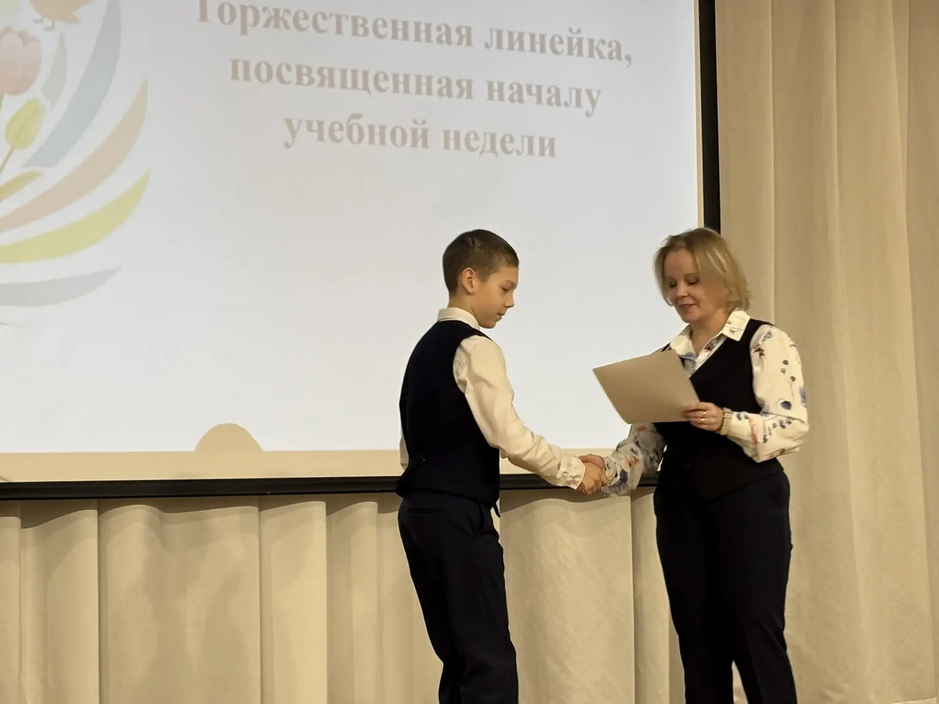 Каждый понедельник в нашей школе начинается с торжественной линейки.  Сегодня мы чествовали учеников