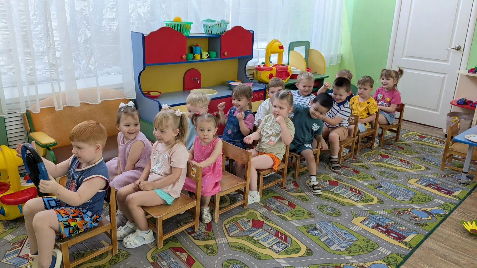 Сегодня наших детей из младшей группы №2 «Незабудка» ждало настоящее приключение! Путешествуя под ве