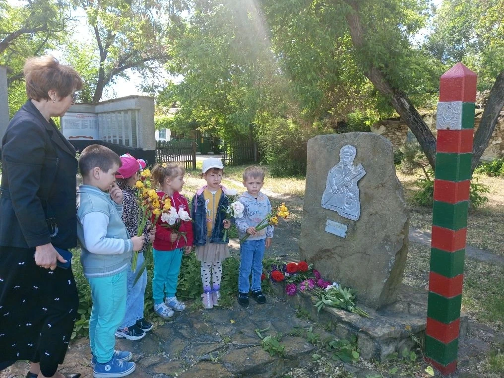 В День пограничника, 28 мая, наши воспитанники посетили памятник пограничника. Возложен...