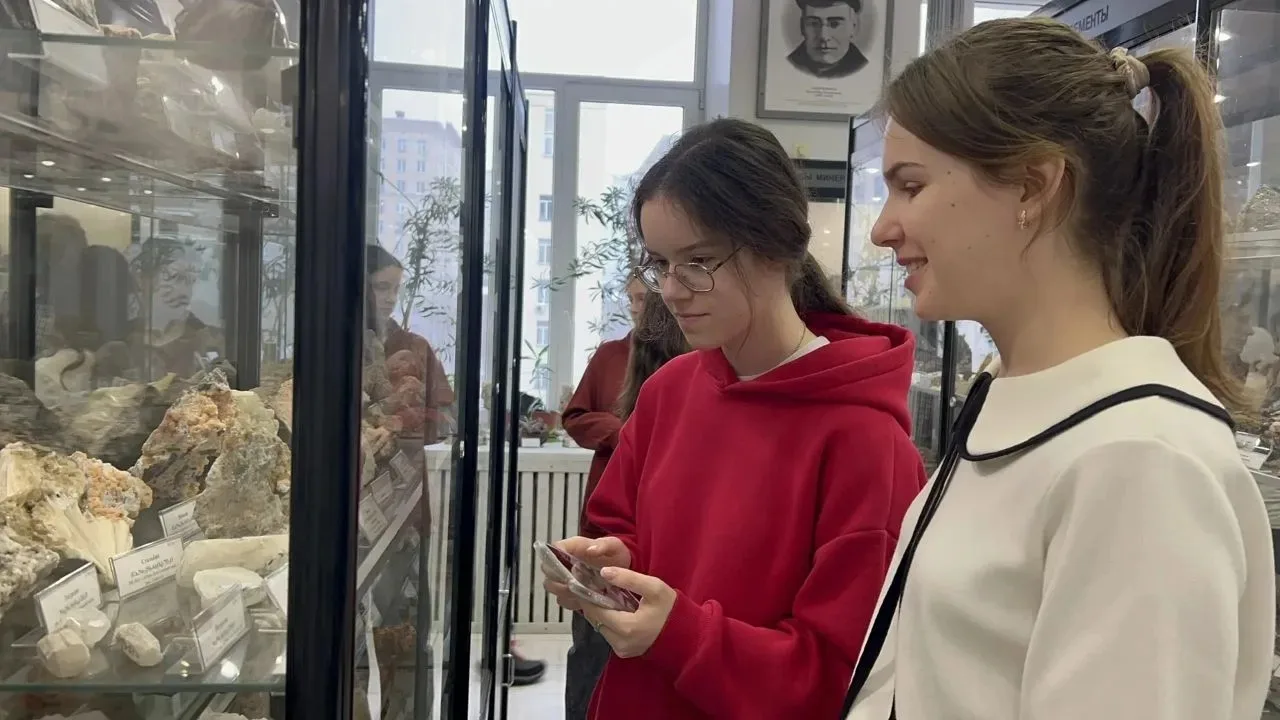 ✨ Наши экскурсии  📍 Ленинский проспект, 34А  ⚡️ 9 «Г» класс побывал в Минералого-петрографическом му