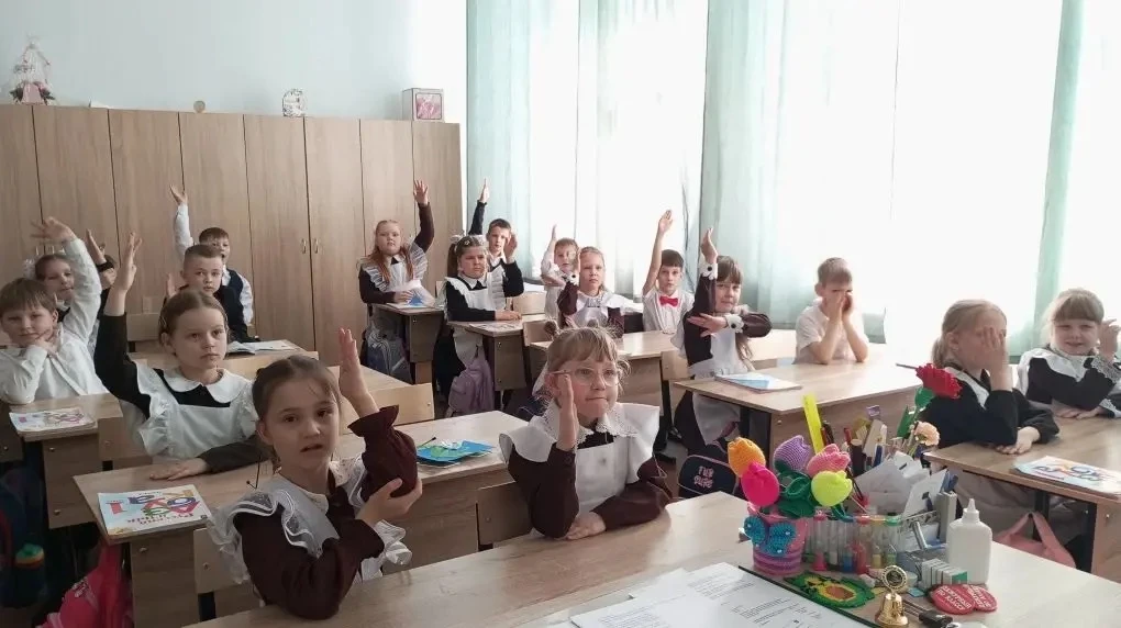 🥳 Свершилось! 1А и 1Б попрощались с Азбукой. И сделали это стильно — на интеллектуальном квизе!  Что