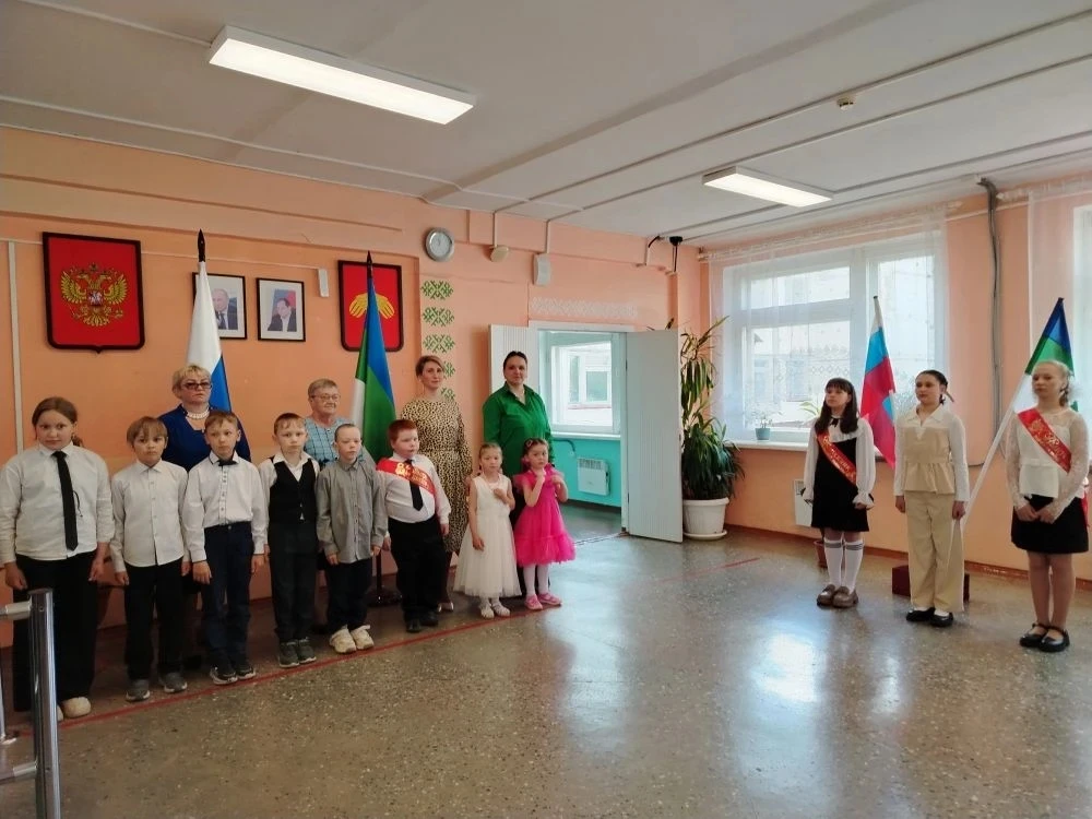 Торжественная линейка, посвящённая окончанию учебного года.
