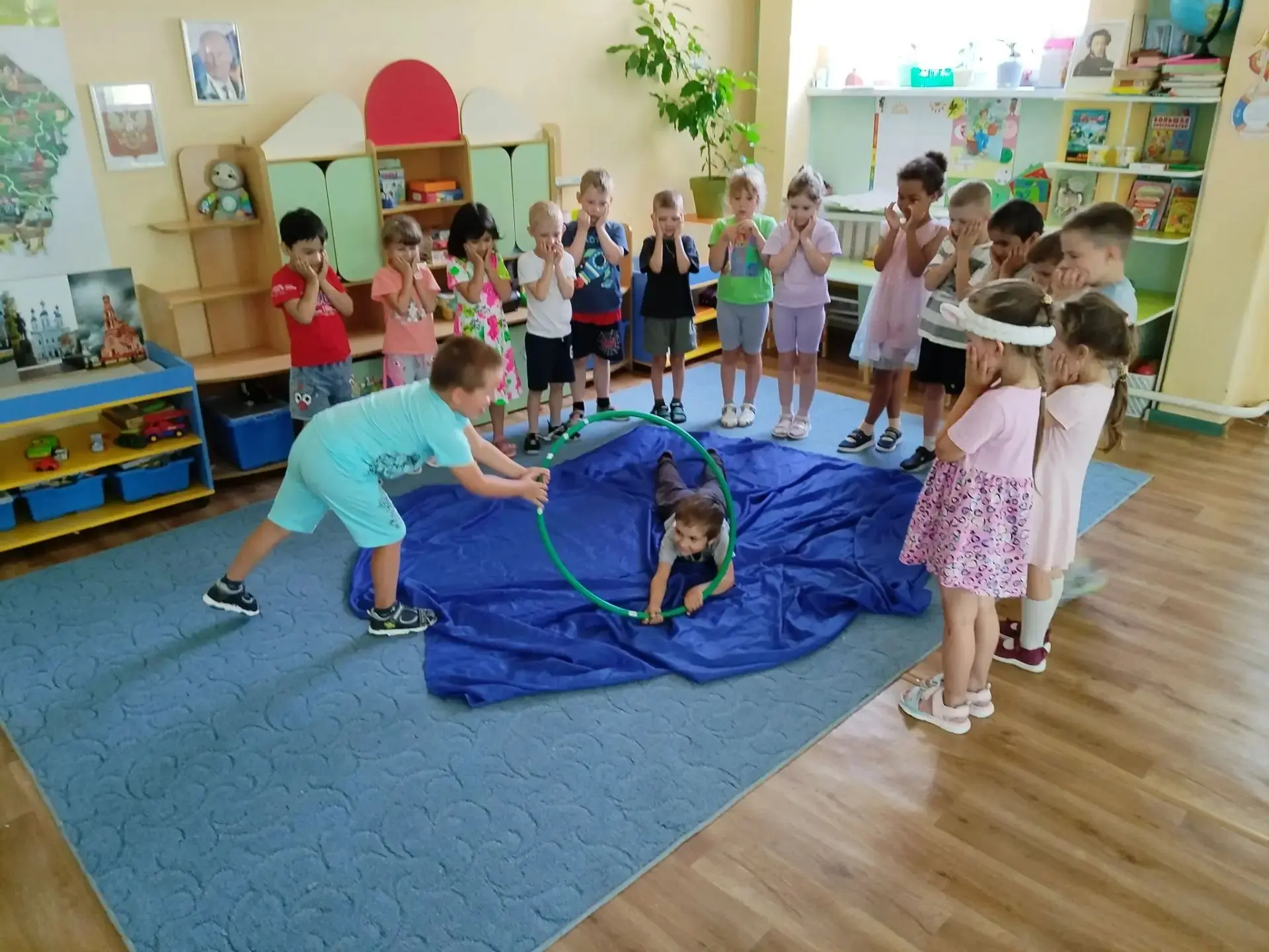 В детском саду "Радуга" с детьми систематически проводят занятия по безопасному поведению в различны