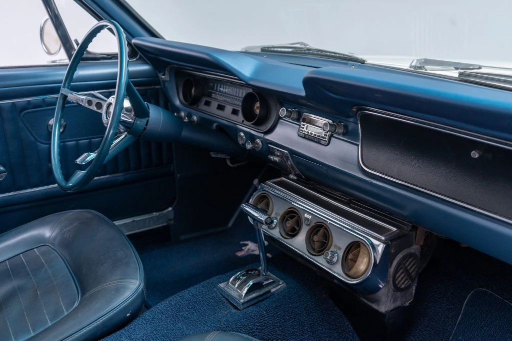 Кондиционер - едва ли не самая важная в автомобиле опция 🥶

Ford Mustang Coupe 1965 🇺🇸