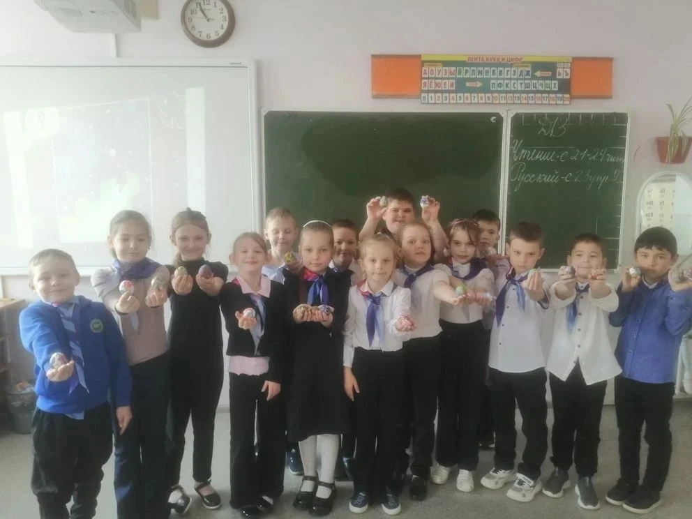 В преддверии светлого праздника Пасхи, на уроках технологии, ребята начальных классов с увлечением м