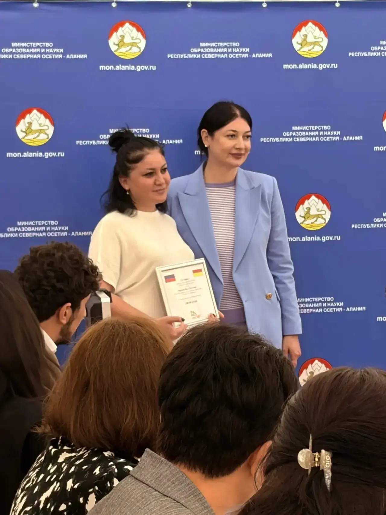 Министр образования Алибекова Элла Маирбековна вручила сертификаты 19 педагогам — побед...