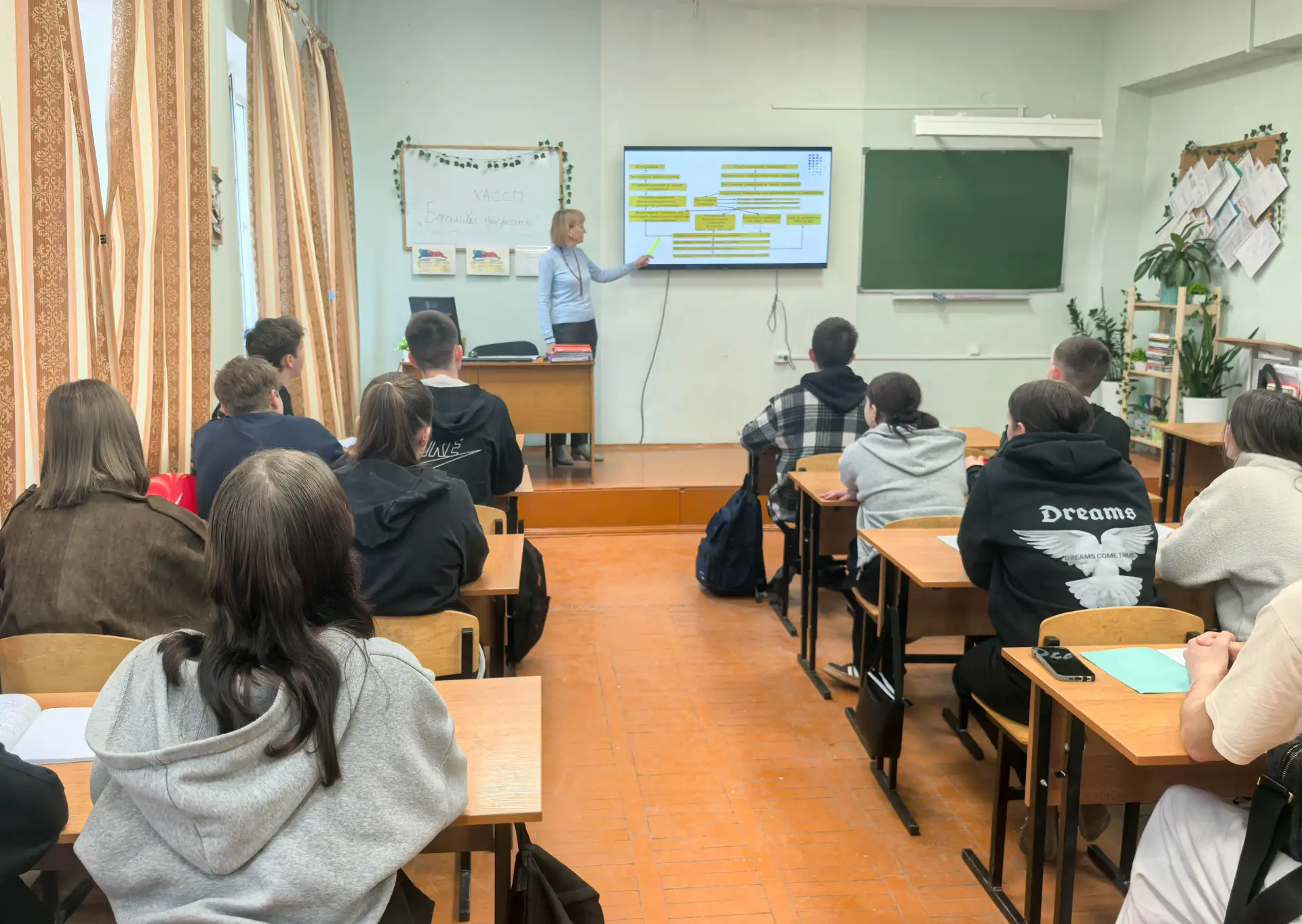 👷‍♂️ На отделении туризма и сферы услуг началось бесплатное профессиональное обучение участников Рос