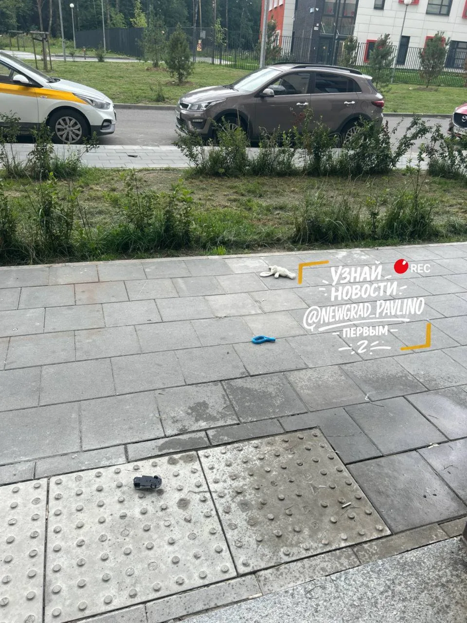 Я тут стою под окнами у садика и кто то кидает детские игрушки на землю. Вдруг чей-то ребенок 😱 Пос