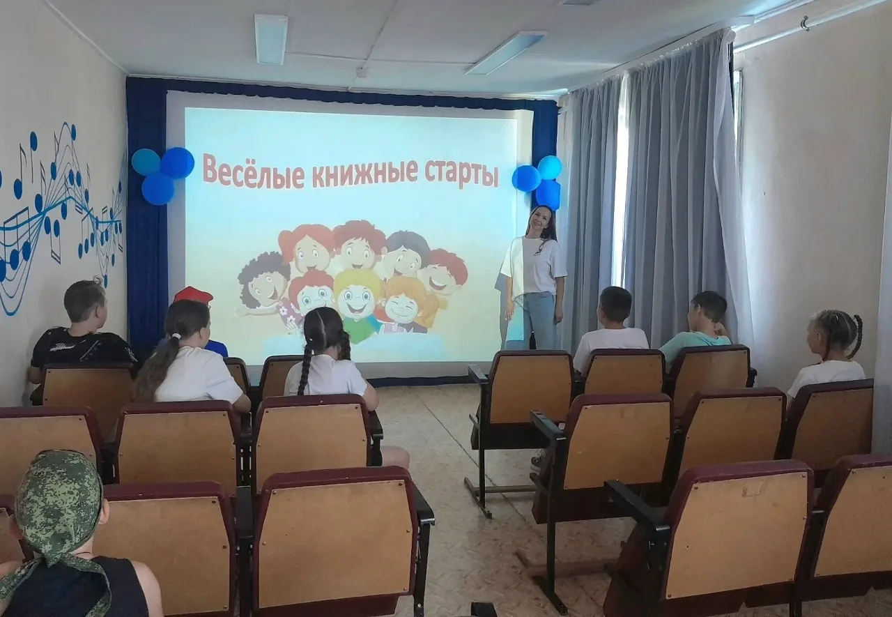 «Весёлые книжные старты» прошли в Библиотечном дворике. Дети двумя командами "Извини, но нет" и "О к