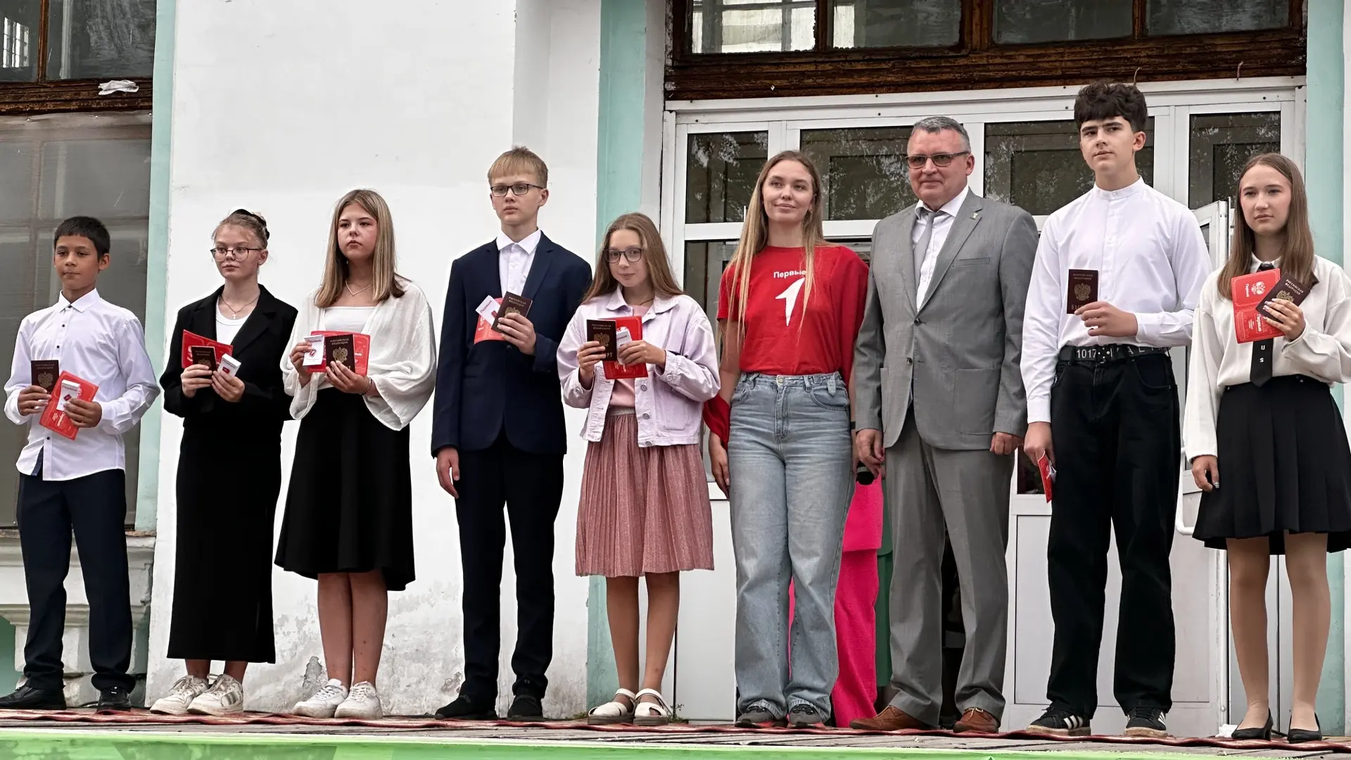 🇷🇺 В День Государственного флага России семь юных устькутян получили свой первый взро...