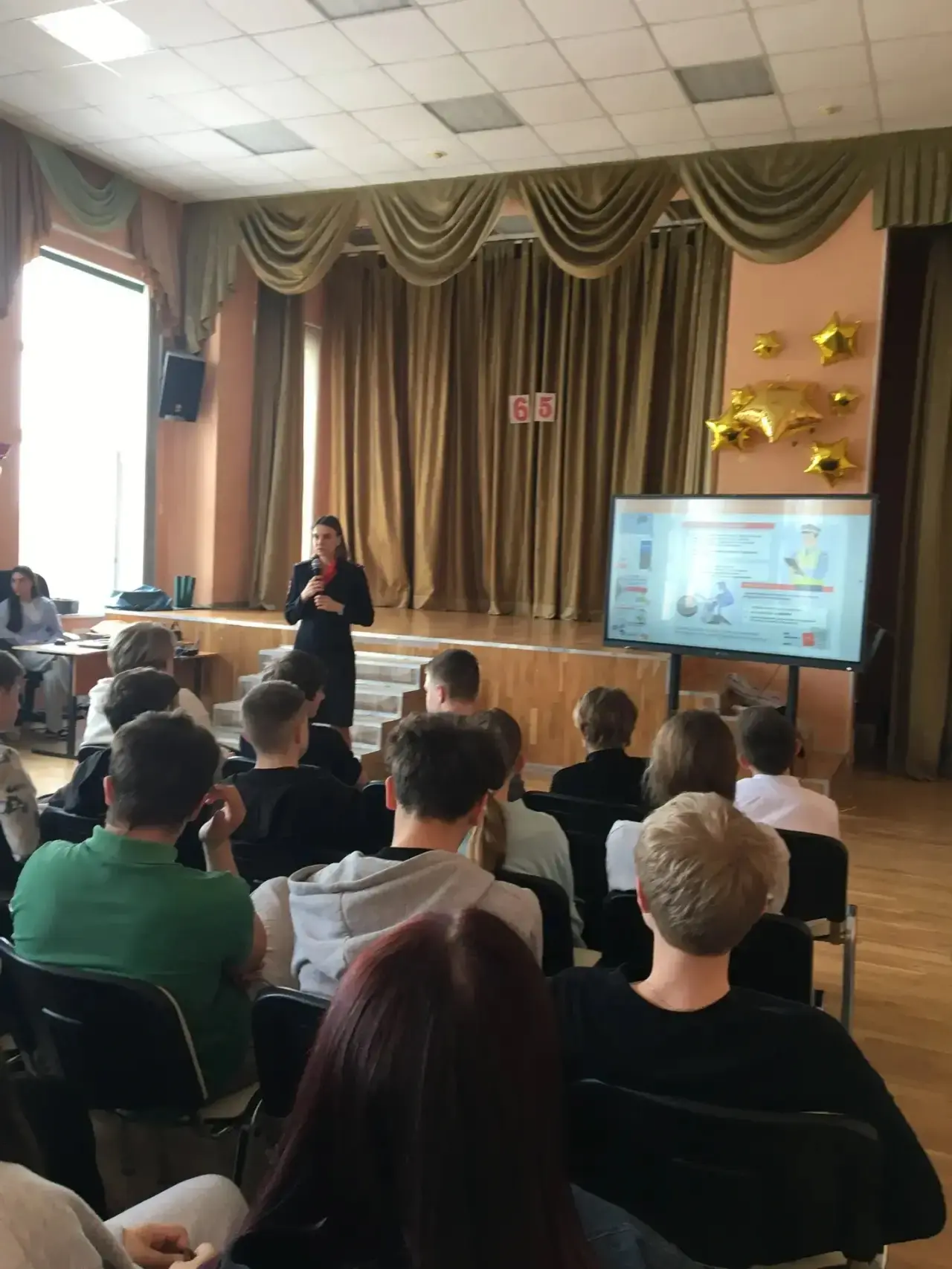 💭1  апреля в школе с состоялась встреча с инспектором отдела ГИБДД, который провел профилактическую 