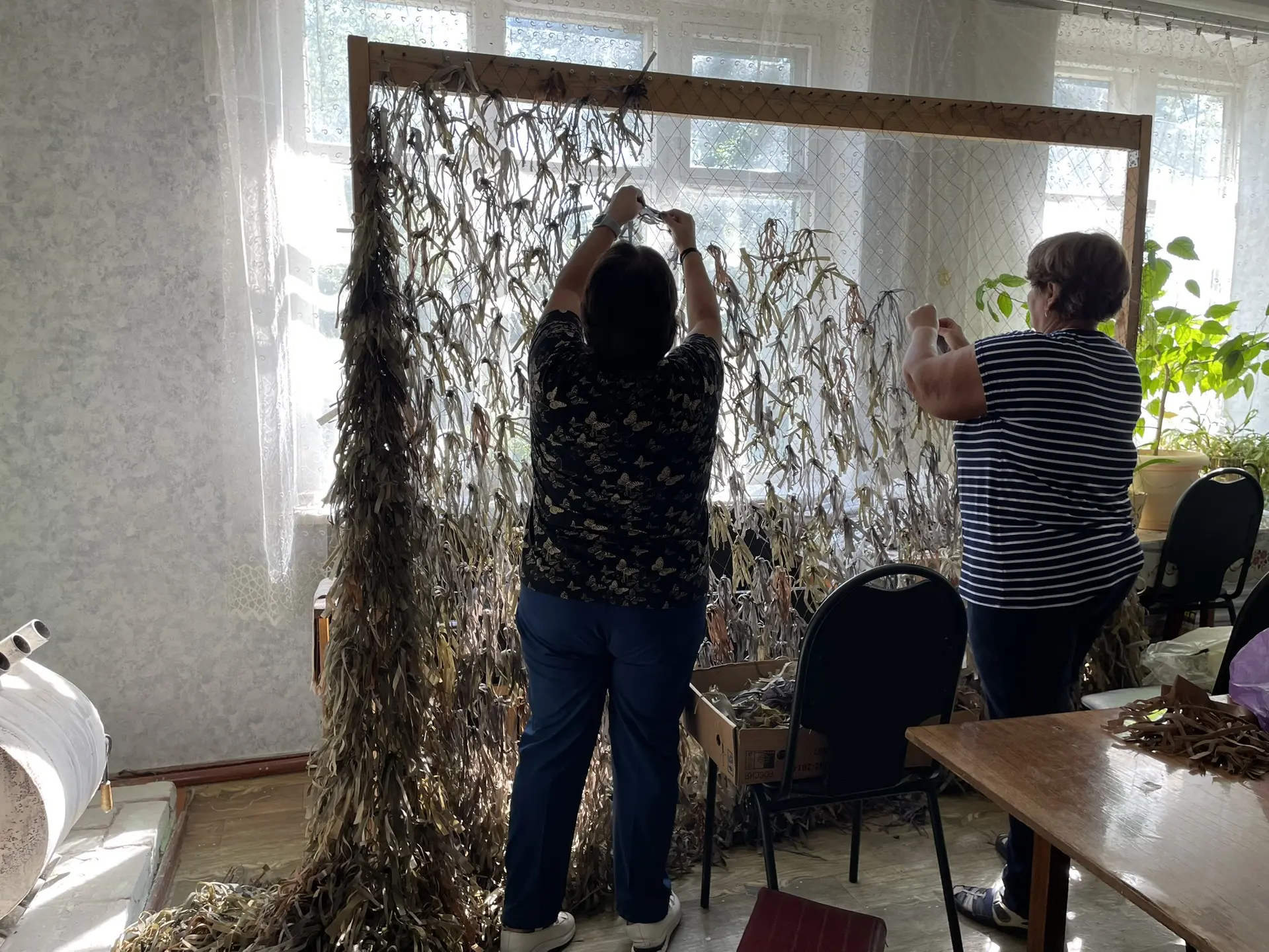 Волонтеры продолжают работу, на данный момент занимаются плетением маскировочных сетей....