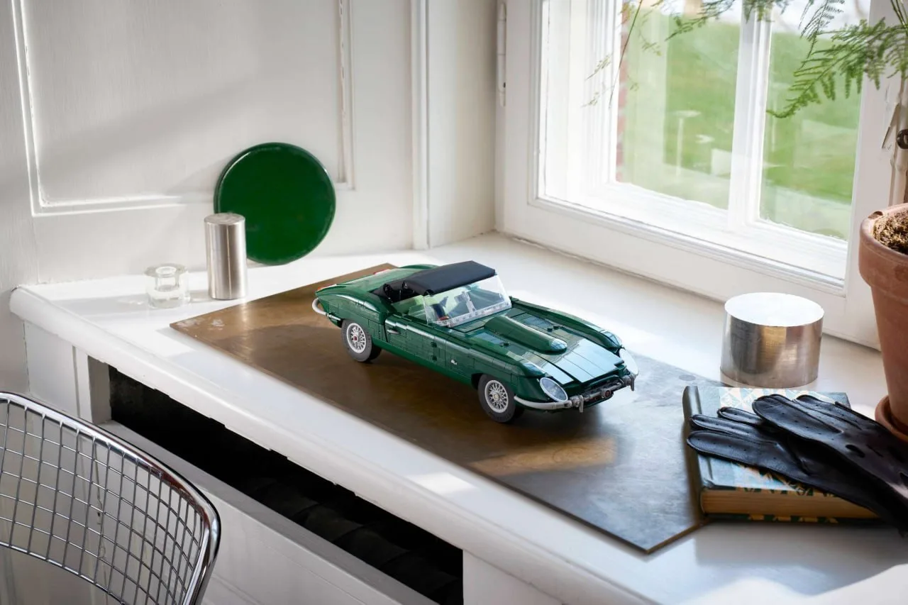 LEGO выпустила легендарный Jaguar E-Type. Конструктор получил мягкую крышу, детализиров...