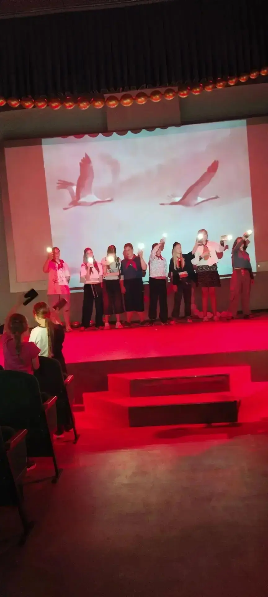 Сегодня для ребят из школьного лагеря день начался с важного и трогательного мероприятия. Мы посетил