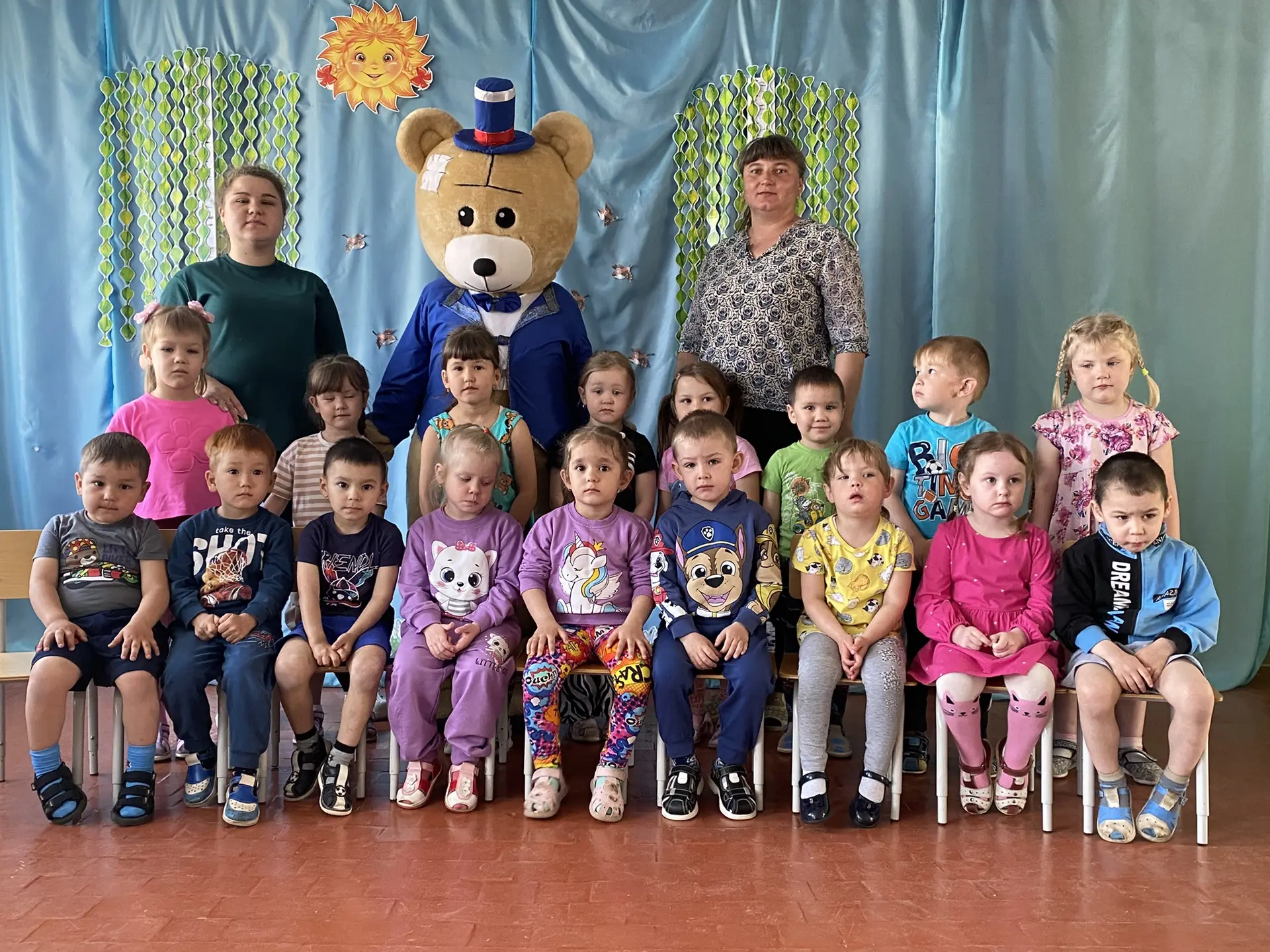 День рождения, только раз в году! Детей второй младшей группы пришел поздравить Мишка!